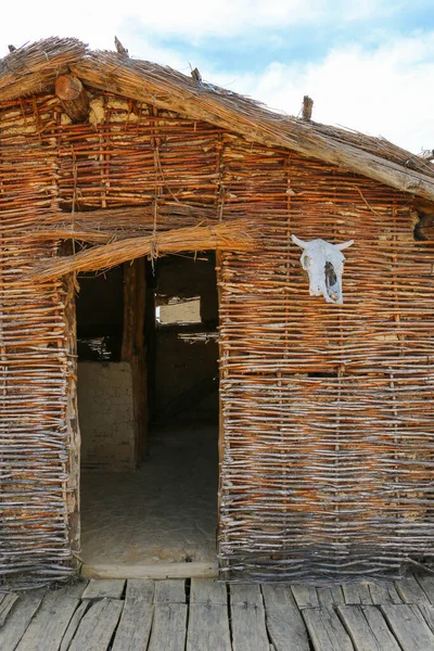 Kuzey Makedonya 'daki Kemik Körfezi Müzesi' nde asılı bir hayvan kafatasına sahip bir evin dışında.