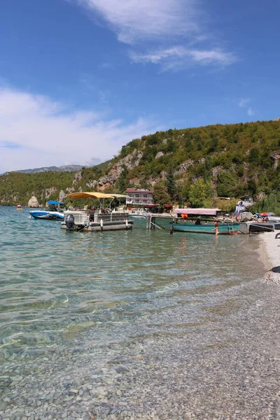 Trpejca Strandnära Strand Med Båtar Och Kristallklart Vatten Norra Makedonien — Stockfoto