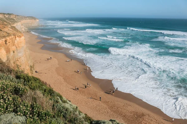 12 Havarinin deniz milli parkında kayalıkları ve mavi okyanus suyuyla güzel sahil şeridi, Victoria, Avustralya