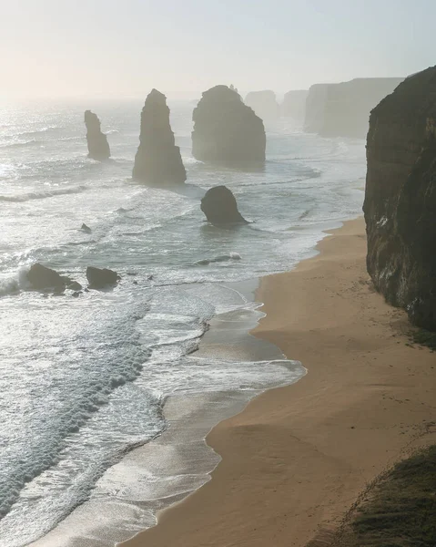 Oniki Havarinin bulunduğu dramatik sahil Deniz Ulusal Parkı, Victoria, Avustralya