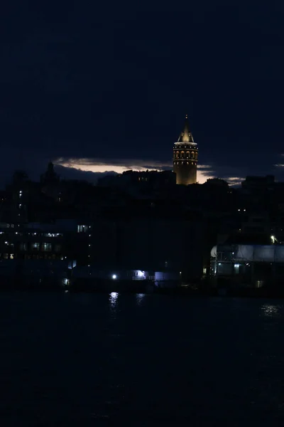 Galata Kulesi 'nin manzarası gece aydınlandı, şehrin ışıklarıyla birlikte..