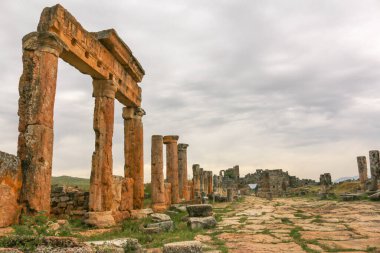 Eski Hierapolis, Pamukkale 'nin kalıntılarındaki sütunların inanılmaz manzarası..