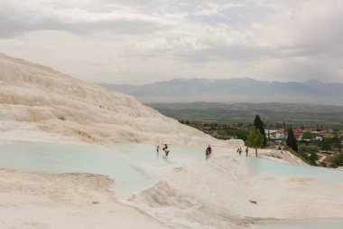Pamukkale, Türkiye 'de kaplıcaları ve beyaz kayalık terasları olan ünlü pamukkale.