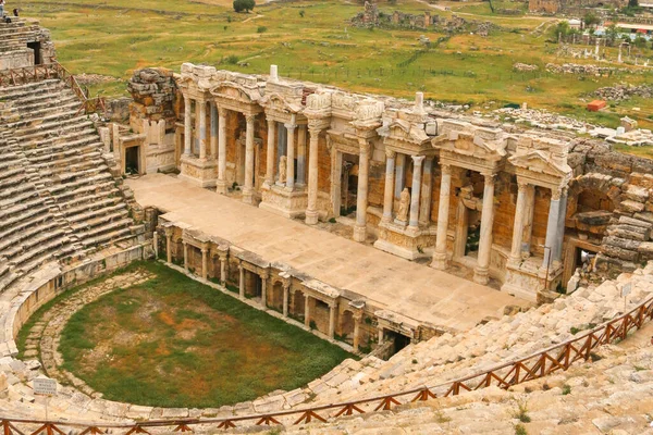 Amfitiyatroya Hierapolis, Pamukkale, Türkiye 'de insanlar olmadan geniş bir bakış açısı.