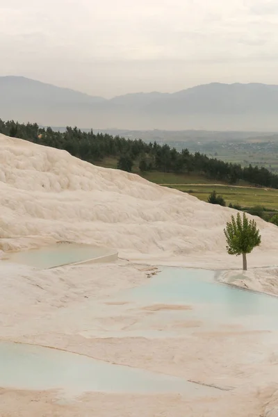 Pamukkale, Türkiye 'de kaplıcaları ve beyaz kayalık terasları olan ünlü pamukkale.