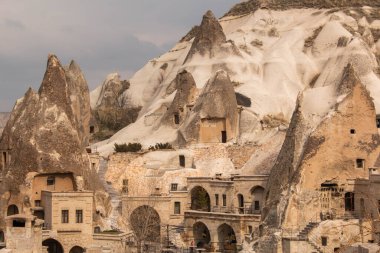 Türkiye 'nin Cappadocia kentindeki kayalıklardaki tipik evler, bulutlu bir günde, kışın.