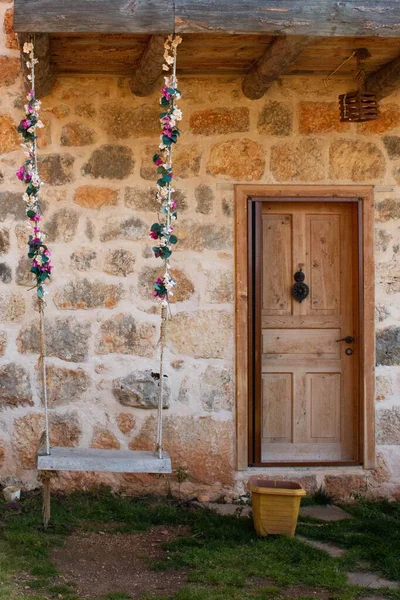Balanço Madeira Agradável Decorado Com Flores Entrada Casa Turca Com — Fotografia de Stock
