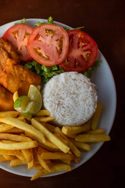 Tipik Brezilya kombinasyon tabağı, pilav, kızarmış balık, patates kızartması ve salata.. 