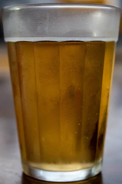 Köpüksüz küçük bir bardak Brezilya birası.. 