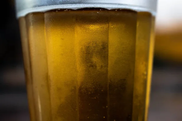 Köpüksüz küçük bir bardak Brezilya birası.. 