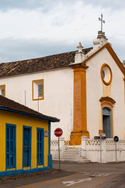 İhtiyaçlar Kilisesi 'nin profili, San Antonio de Lisboa şehrinin tipik bir evinin yanında..