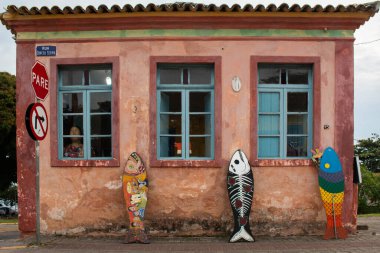 San Antonio de Lisboa şehrinde elle boyanmış ahşap balıklarla dolu tipik renkli bir ev..