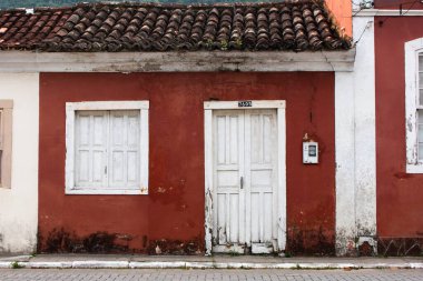 Brezilya 'nın Ribeiro da Ilha şehrinde tipik ve karakteristik ıssız bir ev.