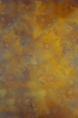 Paslı, yıpranmış ve lekeli bir yüzey üzerindeki kavramsal soyut manzara resmi, dokulu bir sanatsal arka plan olarak. El boyaması arkaplan.