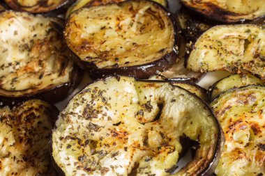 Baharatla pişirilmiş patlıcan diliminin yakın çekimi. Ev yapımı ve sağlıklı yemekler..