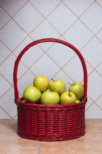 Panier Osier Rouge Plein Pommes Vertes Avec Fond Tuiles Blanches — Photo