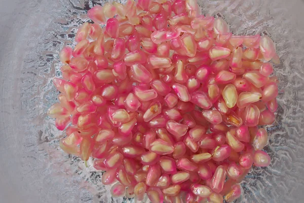 Много Семян Граната Элегантной Подвижной Стеклянной Чаше Естественное Здоровое Питание — стоковое фото