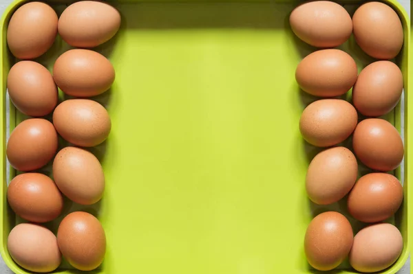 Una Bandeja Verde Con Espacio Para Introducir Texto Con Huevos — Foto de Stock