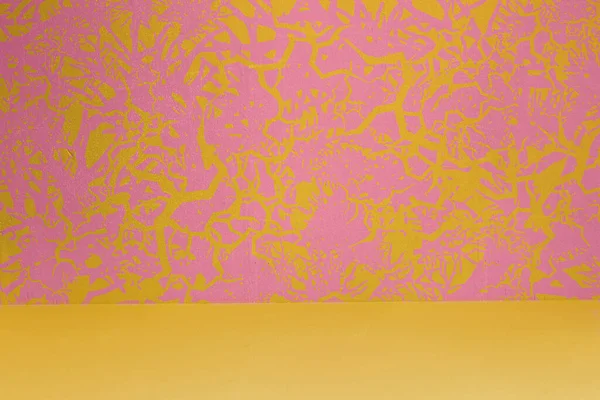 그림으로 장식된 파스텔 노란색 바닥에서 역동적 추상적 모양을 텍스처 원래의 — 스톡 사진