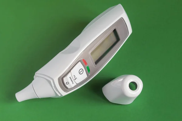 Infrarood Voorhoofd Oorthermometer Voor Baby Volwassenen Ziekenhuis Met Kooralarm Geïsoleerd — Stockfoto