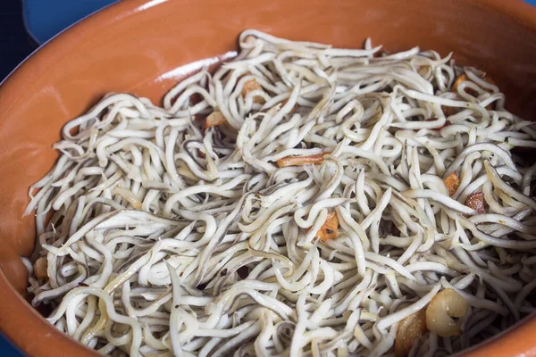 Close Eels Garlic Rustic Clay Bowl Ready Eat Fish Food — Stock Photo, Image