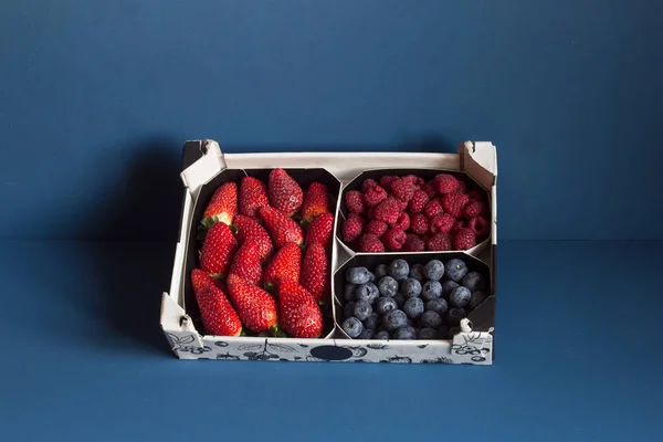Frutas Vermelhas Diferentes Uma Cesta Papelão Estampada Fundo Texturizado Azul Fotografia De Stock
