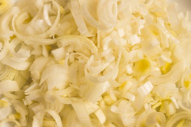 Arka plan olarak doğranmış pırasa dokusu. Vejetaryen yemeği ve sebze.