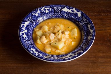 Kırsal bir kestane ağacında pişmiş morina balığı ve patates tabağı üzerine sunum. Balık ve sebzeli yemek tarifleri. Sağlıklı yemek..