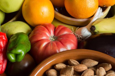 Tahta tahtadaki sebze, fındık, meyve ve diğer doğal malzemelerin yakın çekimi. Vejetaryen ve sağlıklı yemek..