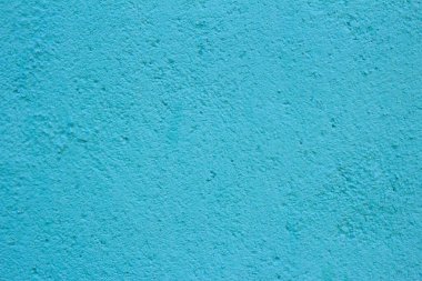 Temiz beton duvar, küçük deliklerle dolu parlak mavi boya ile bir metin girmek için boşluk.