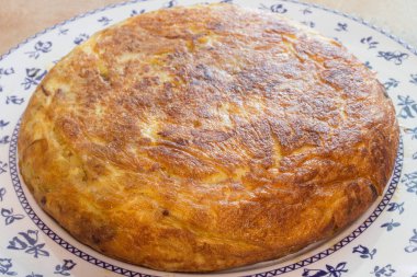 Yeni pişmiş patates omletinin yakın çekimi. Geleneksel ve ev yapımı yemekler..