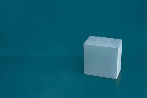 Uma Caixa Papelão Azul Quadrado Branco Fundo Estúdio Azul Colorido — Fotografia de Stock
