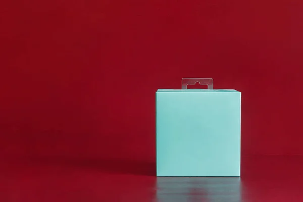Uma Caixa Embalagem Papelão Quadrado Azul Branco Fundo Estúdio Vermelho — Fotografia de Stock