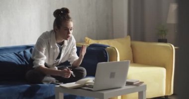 Mesafe çalışmaları sırasında video üzerinden konuşan öğrenci