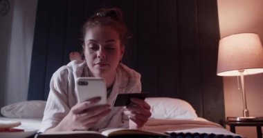 İnternetten alışveriş yapan kız öğrenci.