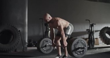 Deadlift egzersizi sırasında başarısız olan sporcu kadın.