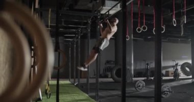 Spor salonunda barfiks çeken erkek sporcu