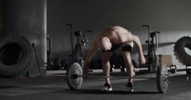 Güçlü sporcu kapmadan önce başlangıç pozisyonunda.