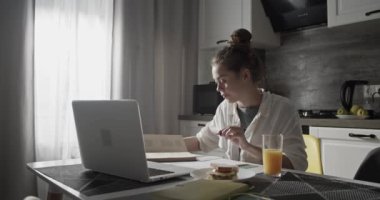 Mutfakta okuyan genç bir kadın