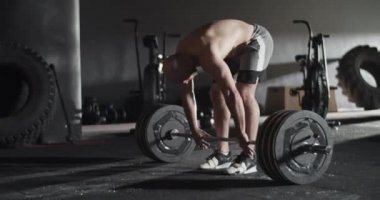 Deadlift egzersizi sırasında başarısız olan sporcu kadın.