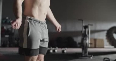 Antrenman sırasında barfiks çeken güçlü bir sporcu.