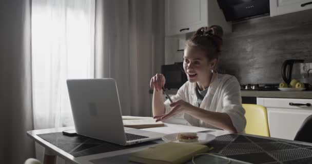 Fiatal nő alatt online lecke a konyhában — Stock videók