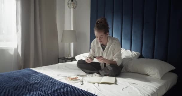 Female student making online purchases — Stock Video