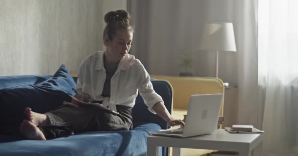 Estudante digitando no laptop e estudando em casa — Vídeo de Stock