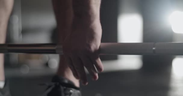 Beskuren idrottskvinna förbereder sig för deadlift motion — Stockvideo