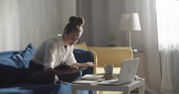 Studente che parla in videochiamata durante gli studi a distanza — Video Stock