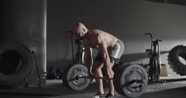 Deportiva haciendo un intento fallido durante el ejercicio de levantamiento de pesas — Vídeo de stock