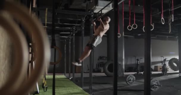 Athlète masculin faisant pull-ups dans la salle de gym — Video