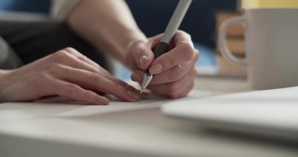 Estudiante recortado tomando notas en el cuaderno en casa — Vídeos de Stock