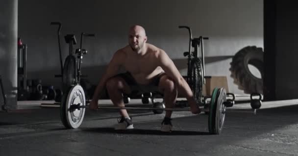 Esportista muscular fazendo exercício de arrebatamento com barra — Vídeo de Stock
